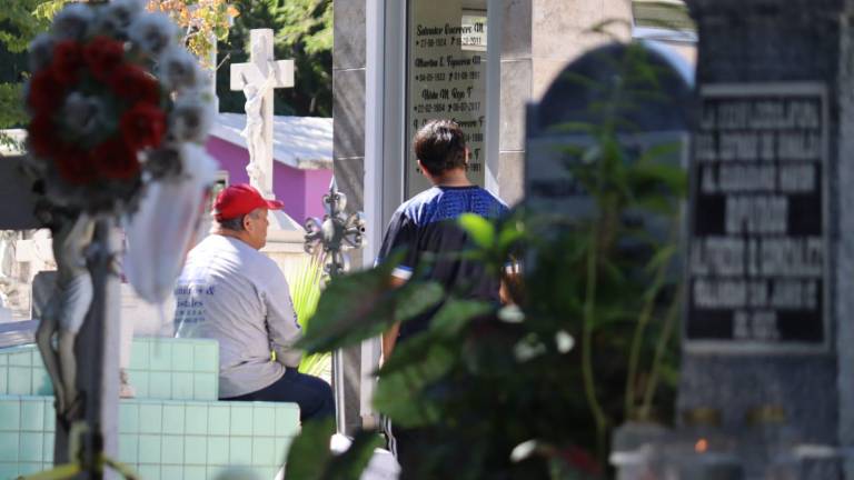 Decenas de familias llegaron al Panteón Civil de Culiacán para recordar a sus seres queridos este Día de Muertos.
