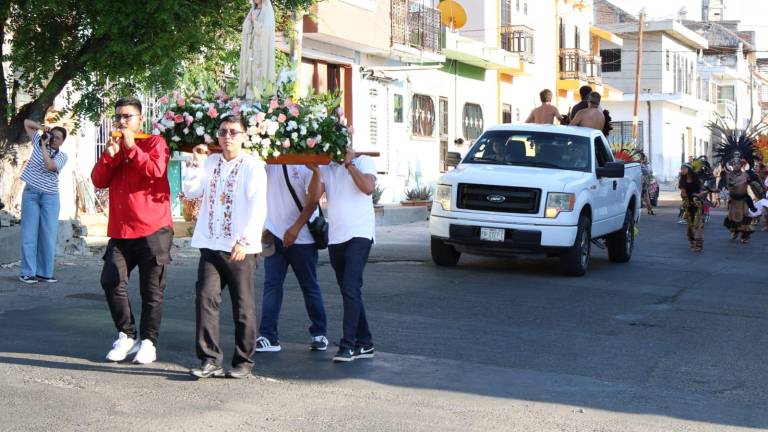 Feligreses acompañaron la imagen de la Virgen de Fátima en una peregrinación por calles de Mazatlán.