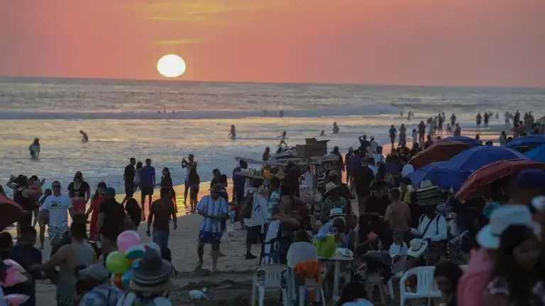 En Sinaloa, las playas de Mazatlán ya registran visitantes.