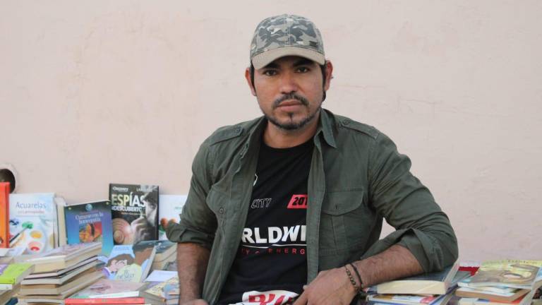 Jesús Gibrán Rubio Morales tiene 3 años vendiendo libros atrás de la Catedral.
