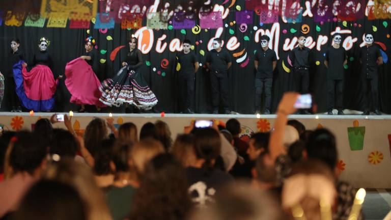 Celebran alumnos de Valladolid El Centro, a sus difuntos con un festival artístico