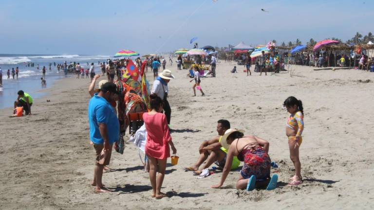 El Caimanero es una de las playas de Rosario con más afluencia de bañistas.