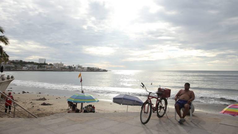 Aunque por la mañana estaba bravo, esta tarde se tranquiliza el oleaje en Mazatlán