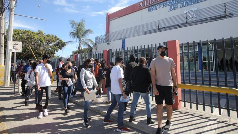 Desde adolescentes hasta adultos mayores acuden a vacunarse en el Polideportivo de Mazatlán