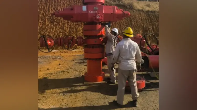 Pemex asegura que hay control en el Pozo Krem-1 por incendio ocurrido en Las Choapas, Veracruz, pese a denuncias de daños en la población.
