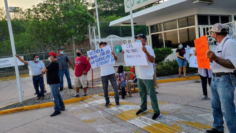 Familiares y amigos del activista Julio Ramírez se plantan frente a CFE en Topolobampo, para exigir su liberación