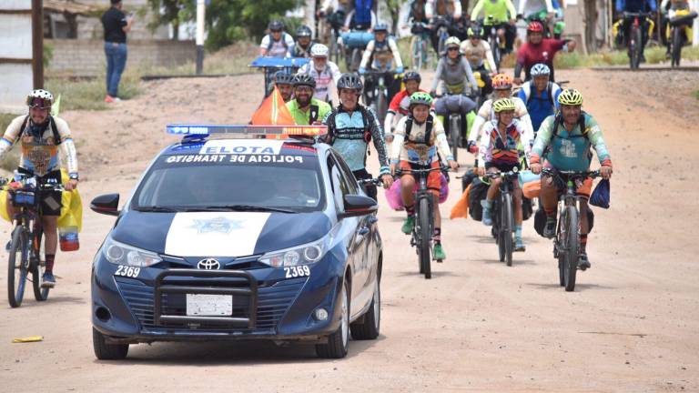 Cerca de 60 ciclistas realizan la ruta.