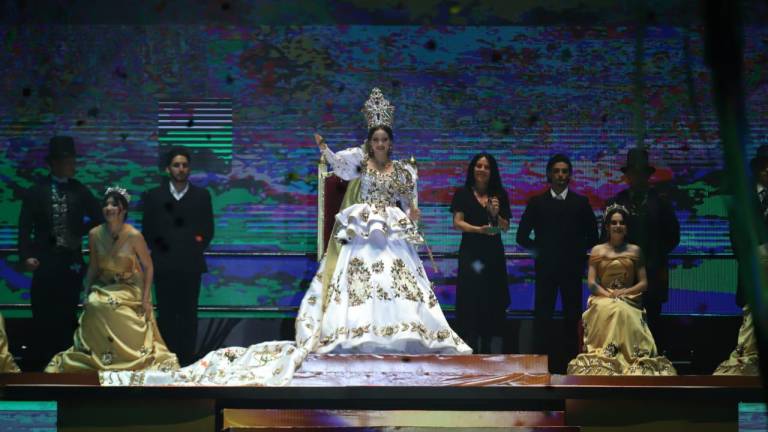 Uma Ramírez es coronada como Reina de los Juegos Florales del Carnaval de Mazatlán 2023.