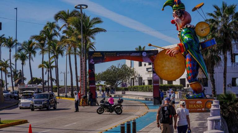 Los arcos ya fueron instalados en los cruces de Avenida del Mar y Zaragoza, puntos clave dentro del circuito carnavalero.