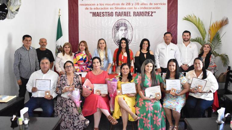 Algunos de los maestros galardonados se toman la foto con la Alcaldesa Ana Karen Val Medina y funcionarios.