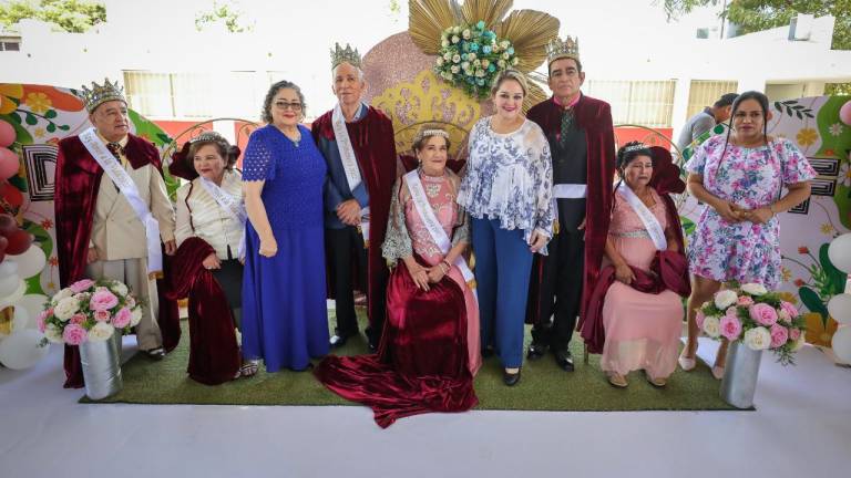 Coronan a reyes, reinas y princesas del Centro de Desarrollo Integral número 3 Agustina Ramírez.