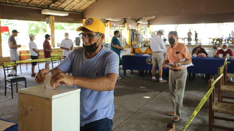Los socios del Club Deportivo Muralla acudieron a emitir su voto para elegir a la nueva directiva.
