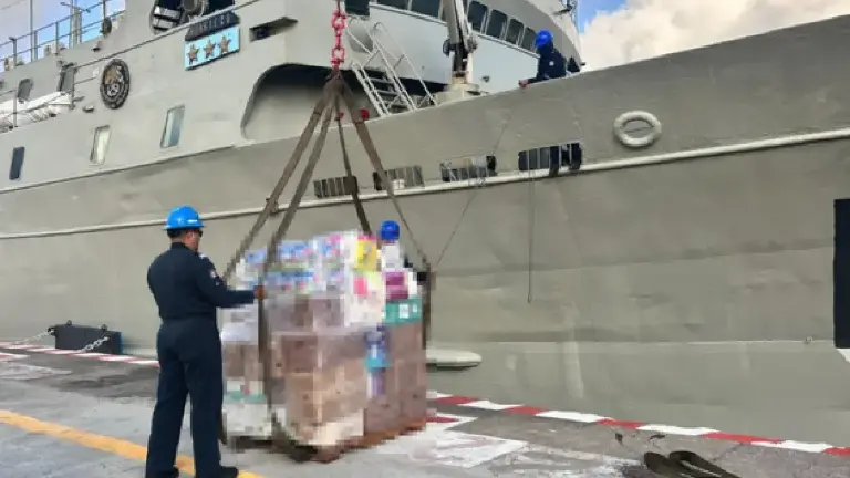 Dos buques de la Armada partieron del puerto de Veracruz con insumos destinados a atender necesidades de la población venezolana.