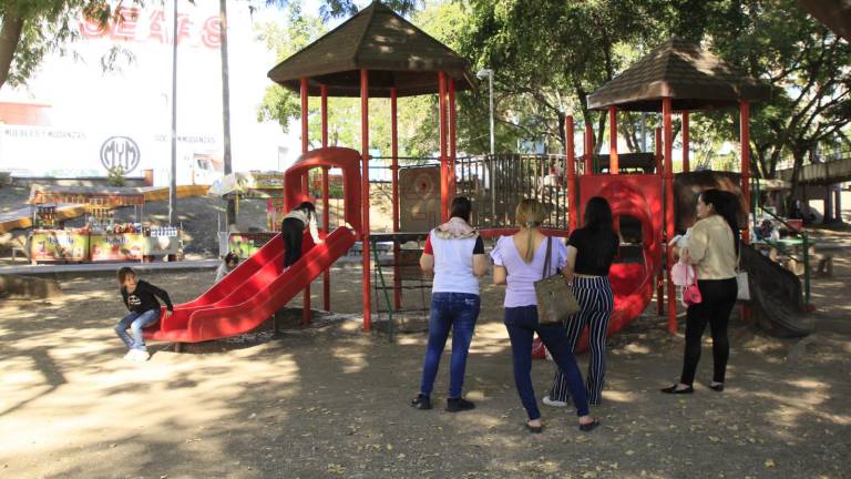 Familias visitan el Parque Las Riberas, en Culiacán, para disfrutar de un rato de convivencia.