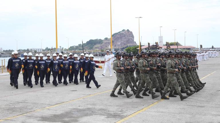 Personal de la Secretaría de Marina y de la Escuela Náutica de Mazatlán ensayan para el desfile del 16 de septiembre.