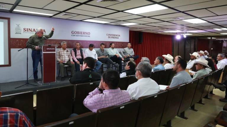 Expone Rocha Moya a productores propuestas para atender el campo sinaloense en una reunión privada