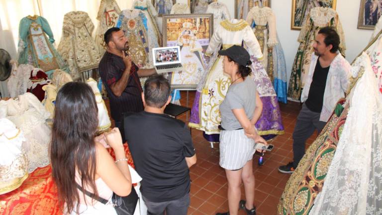Turistas visitan el Museo de los Vestidos de la Virgen del Rosario.