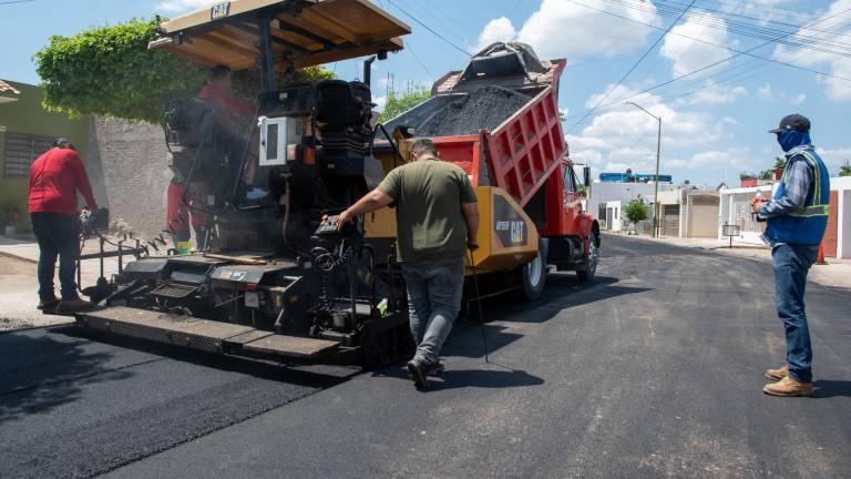 Personal de Conservación y Mantenimiento de Infraestructura Urbana trabaja en la rehabilitación de la carpeta asfáltica de la calle David Alfaro Siqueiros.
