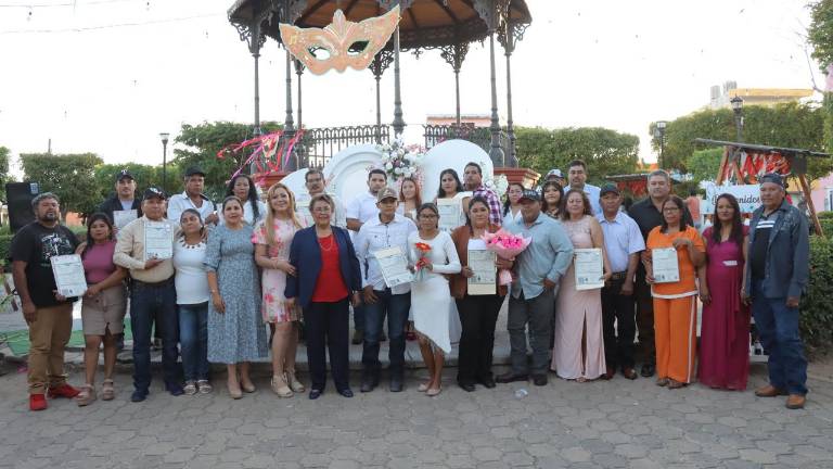 La Alcaldesa Claudia Liliana Valdez Aguilar fungió como testigo de las parejas.