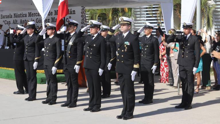 Estudiantes de la Escuela Náutica de Mazatlán de la generación 2024-2028 juran lealtad a la Bandera Nacional.