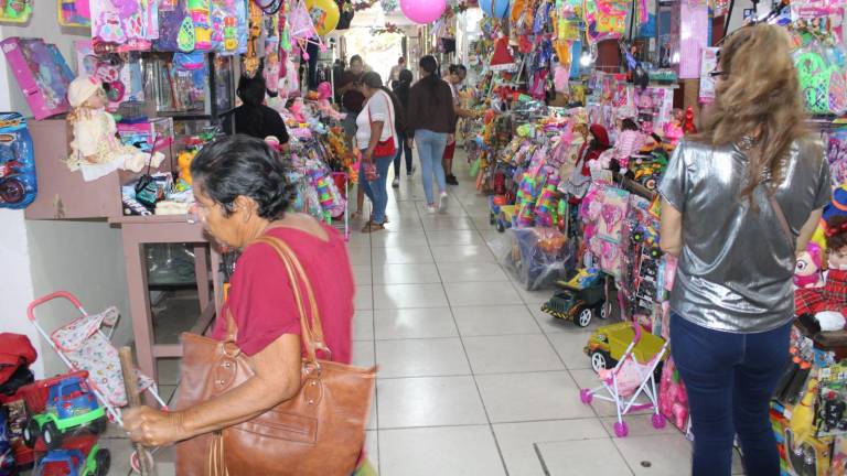 En Rosario, comerciantes reportan bajas ventas debido al comercio en Internet y además, a permisos para vendedores temporales.
