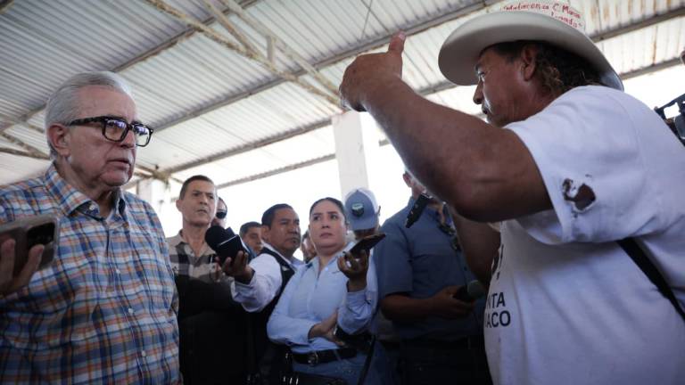 Reunión del Gobernador Rubén Rocha Moya con manifestantes contra la planta Pacífico Mexinol en Topolobampo.