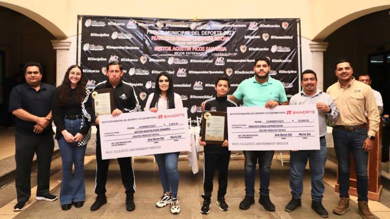 Recibe el taekwondoín Francisco Campaña el Premio Municipal del Deporte Elota 2022