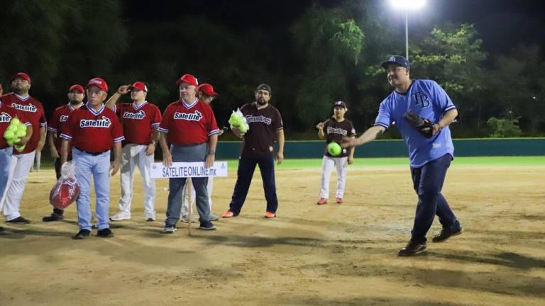El homenajeado Ricardo González Saiz realizó el primer lanzamiento en la inauguración de la Liga de Softbol Medios PV 20-Acrodesin.