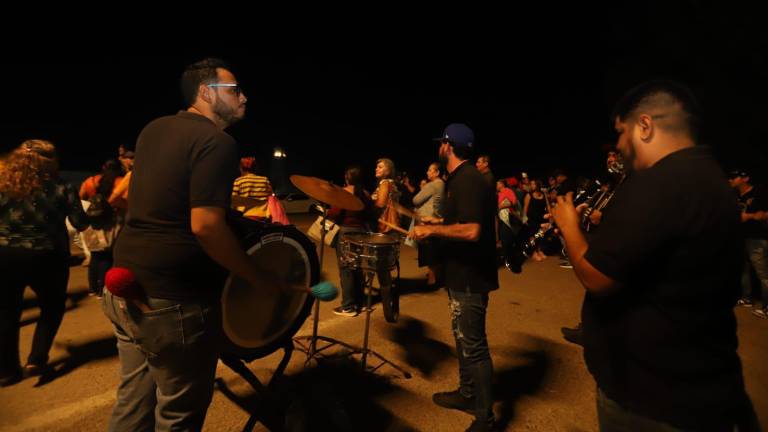 En el acceso principal hacia el Aeropuerto de Mazatlán, cientos de personas se dieron cita para recibir a la Presidenta de México Claudia Sheinbaum Pardo.