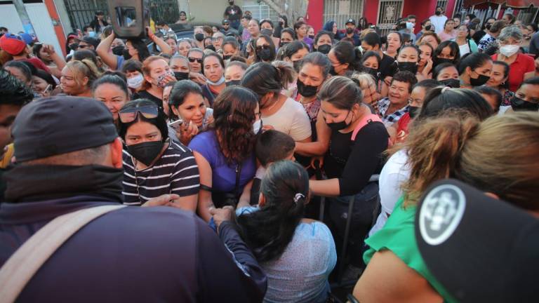 Empujones en la entrada al lugar de los festejos por el Día de las Madres, en Mazatlán.