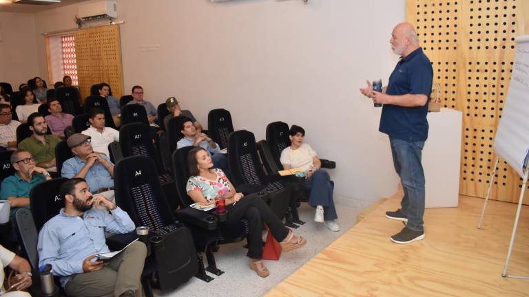 El ingeniero Manuel Clouthier Carrillo impartió el taller ‘Liderazgo Empresarial’ en La Casa del Maquío.
