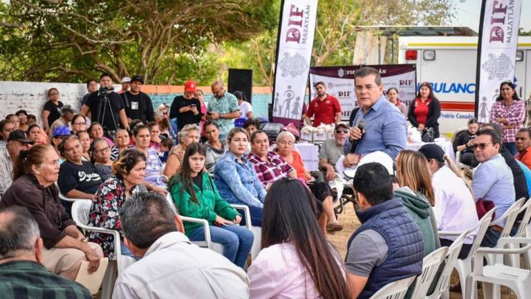 El Alcalde Édgar González Zataráin escucha a los vecinos de la zona rural de Mazatlán.