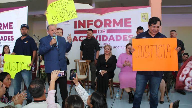 Irrumpen policías jubilados en informe de Claudia Valdez Aguilar, en Rosario