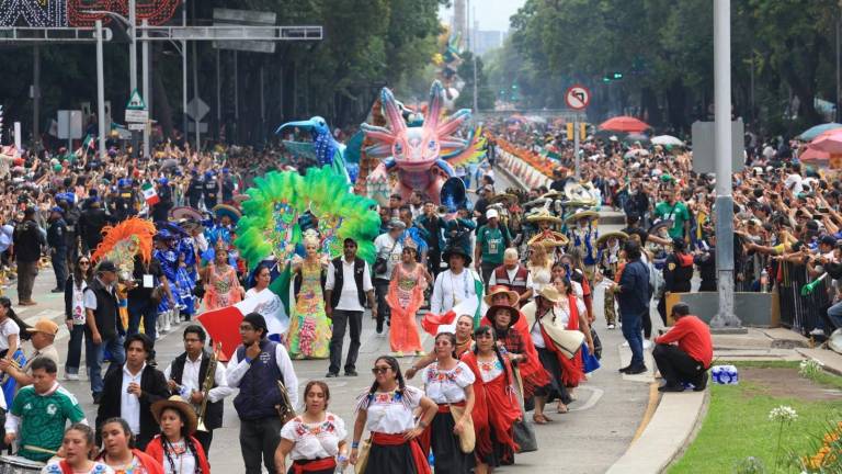Carros alegóricos, danzas prehispánicas y personajes emblemáticos del futbol recorrieron Paseo de la Reforma durante el Gran Desfile Mundialista.