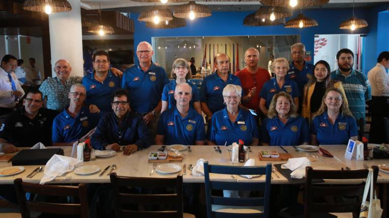 Integrantes del Club Rotario de Alberta, Canadá, conviven en una comida.