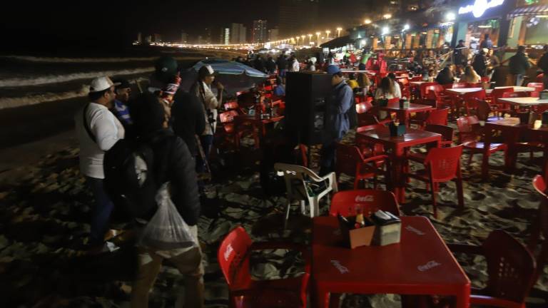 La noche de este lunes aún había mesas y sillas instaladas después del horario límite de las 19:00 horas.