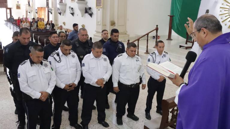Los oficiales recibieron la bendición del vicario del santuario Roberto del Villar Rodríguez.