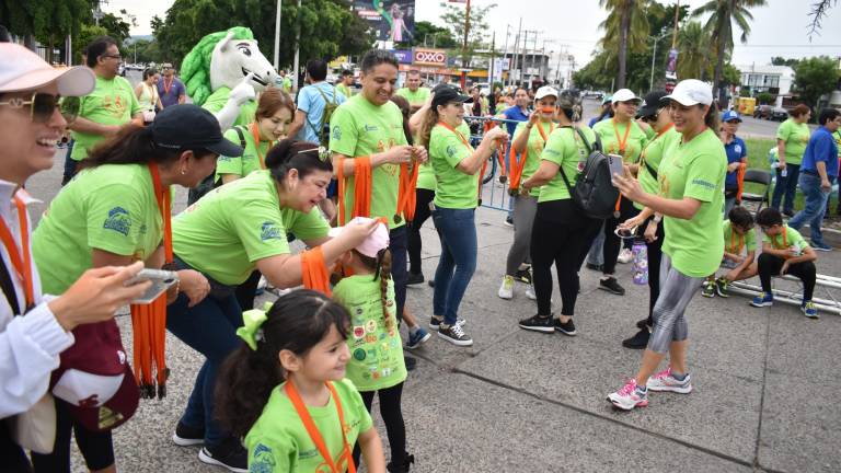 Poco más de mil personas, entre alumnos, maestros, padres, familiares, y público se sumaron a la Carrera Senda, en apoyo de la primaria Benito Juárez, de El Carrizalejo.