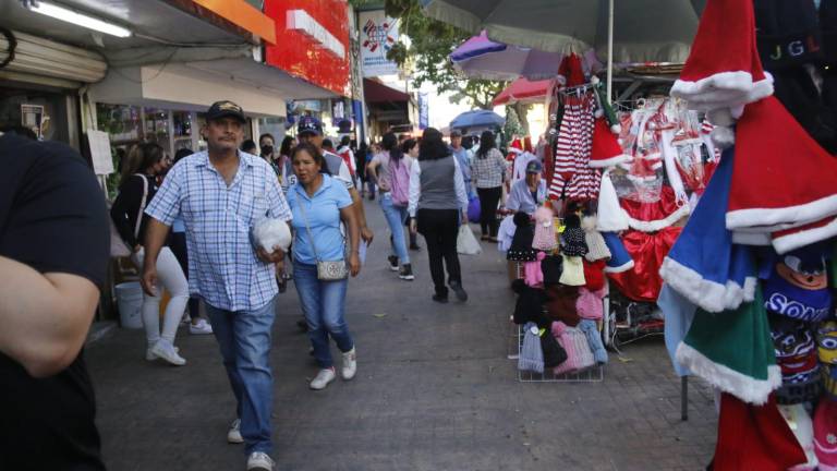 Gorros de Santa Claus, adornos y luces navideñas inundan el Centro de Culiacán