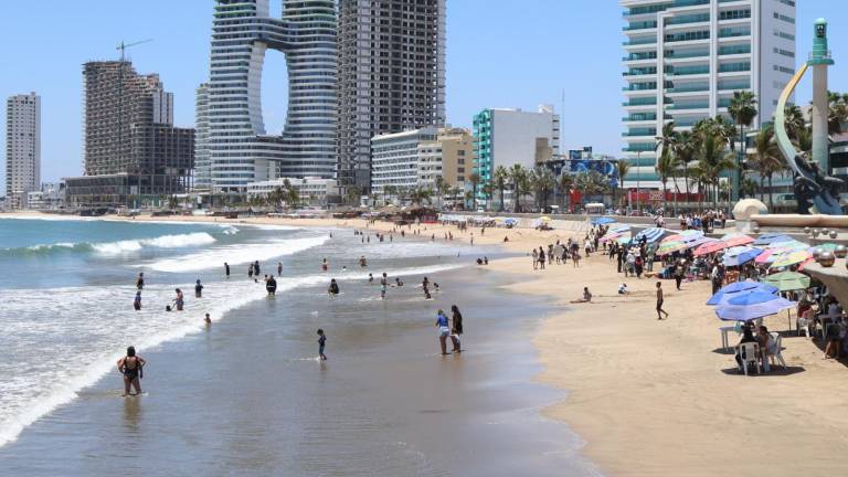 Autoridades mantienen vigilancia preventiva en playas de Mazatlán ante condiciones de mar de fondo.