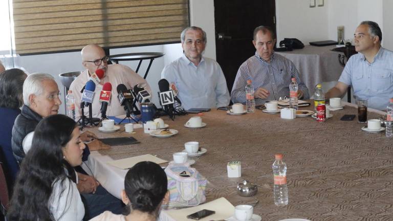 En conferencia de prensa, ex presidentes de Canaco Culiacán exponen presuntas irregularidades en el organismo.