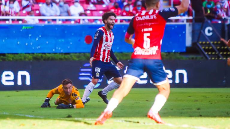 César Huerta festeja su gol.