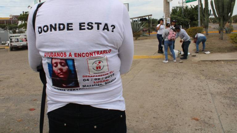 Lamenta grupo de rastreadoras que se arranquen carteles de sus desaparecidos