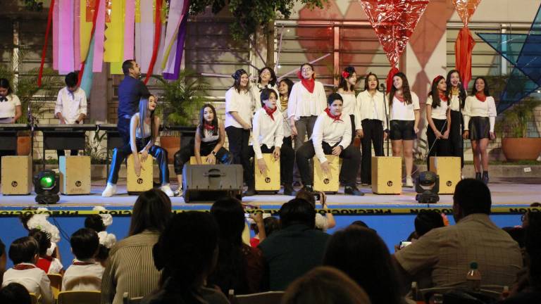 Alumnos de la Activa presentan varios cuadros artísticos.