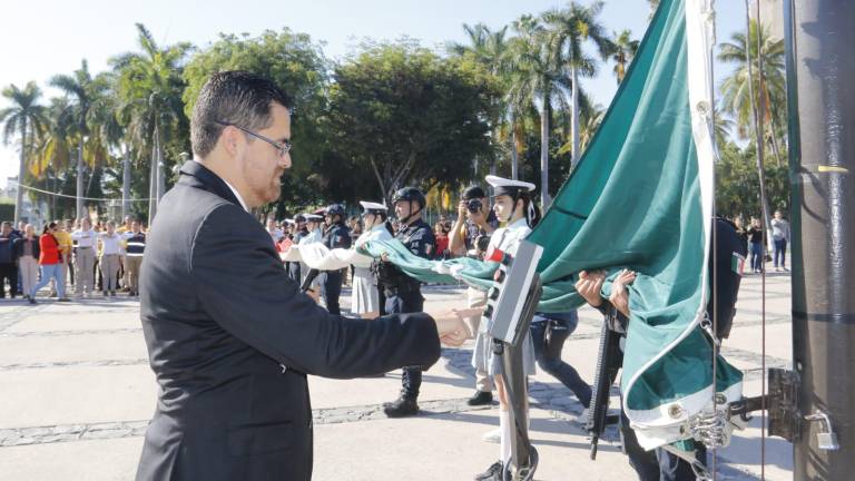 El acto cívico correspondiente a la conmemoración del Día del Trabajo fue en la explanada del Palacio de Gobierno.