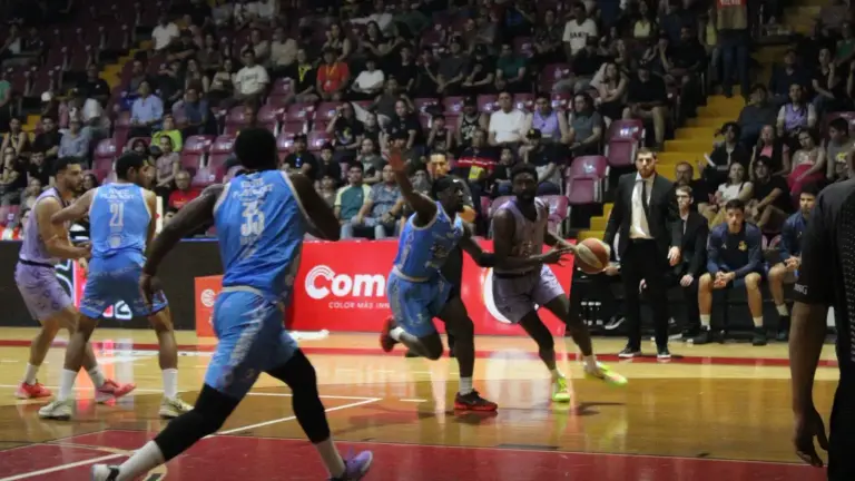 Caballeros de Culiacán visita a Toros Laguna.