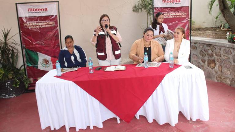 Imelda Castro Castro encabeza una asamblea informativa con mujeres de Rosario.
