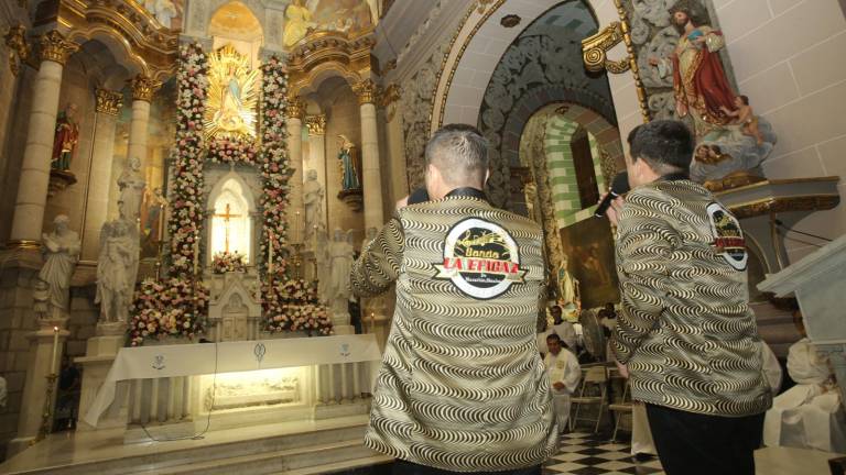 Nuestra Señora de la Inmaculada Concepción recibió Las Mañanitas.