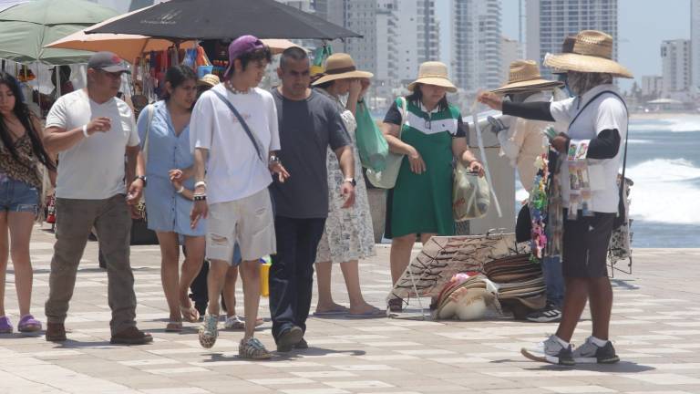 El Gobierno de Mazatlán reportan que otorgarán para el verano hasta 80 permisos para vendedores de playa.