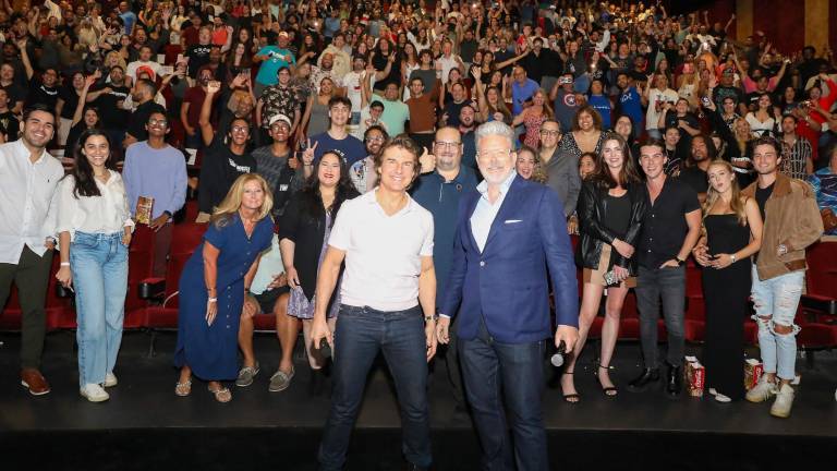 Tom Cruise se presenta de sorpresa junto al director Christopher McQuarrie en un cine de Miami.